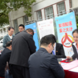 溆浦县领导干部带头进行人口普查自主填报