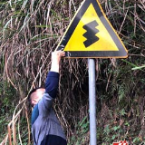 交通顽瘴痼疾整治｜沿溪乡修缮道路交通安全警示标识标牌