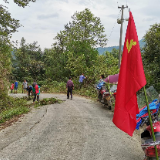 三江镇公鸡村：清除杂草亮家园 党员先锋冲在前