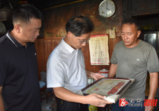 水东镇：“八一”走访慰问 情暖退役军人
