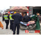 龙庄湾乡：干部交警联合执法，保障集市安全