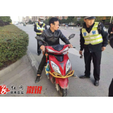 一男子无证驾驶摩托车被交警查获