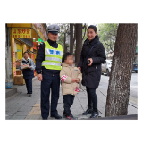 小男孩走失街头 溆浦交警暖心帮助