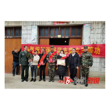 溆浦籍军人立功受奖  军地携手上门送喜报