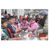 深子湖镇：糍粑飘香节味浓 情系留守伴成长