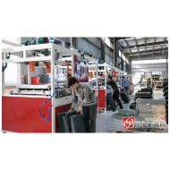 怀化加快构建“5+N”现代化产业新体系，箱包皮具异军突起，产品出口“一带一路”沿线国家，“国际箱包之都”呼之欲出——黑马一跃跨山海