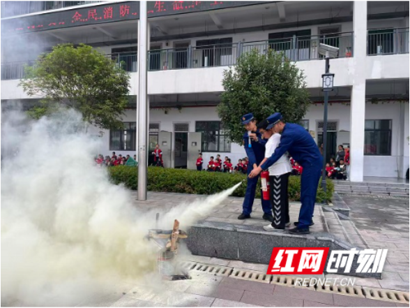 县消防救援大队：联合学校开展消防应急疏散演练