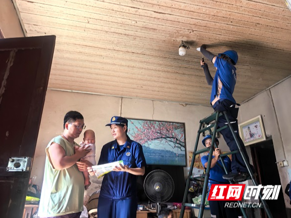溆浦：多部门联合为辖区困难人员家庭安装无线感烟火灾探测报警器