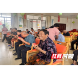 荷香袭来消暑意 银龄纳凉笑满院——溆浦县枫林晚养老服务中心开展系列解暑活动