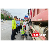 市生态环境局溆浦分局：路检“测”尾气 助力柴油车污染防治攻坚
