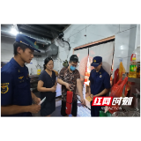 沿街餐馆油烟管道起火 溆浦消防迅速处置并开展警示宣传
