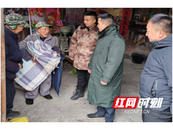 溆浦县中都乡:风雪中为五保老人入户送物资保平安