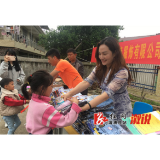 情系桑梓 三江镇爱心企业家周晓红向山区学校捐赠衣物文具