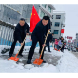 龙潭镇：党员干部齐行动 扫雪除冰暖人心