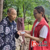 【学党史•办实事】 三江镇： 给失明老人陆奶奶换社保卡