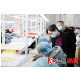 县职业中专：万霞到县工业园看望实习学生