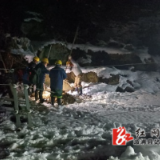 葛竹坪镇：冰雪严寒夜抢修，灯火百家欢笑扬