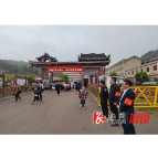 思蒙镇:坚守护学岗助力校园平安建设,畅通求学路助推营商环境优化