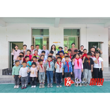 三江镇：心系教育续真情 校服捐赠暖人心