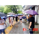 溆浦县应急管理局应急小分队全力投入长兴社区内涝点救援工作