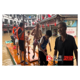 思蒙镇：发现及时 行动迅速 划船营救被困人员