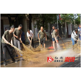 桥江镇党员干部及退役军人奋战清淤一线