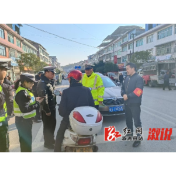 黄茅园镇：筑牢道路安全防线 劝导行动在路上