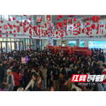 雪峰山索道“云端”年味浓 数万游客共赴“家山”之约