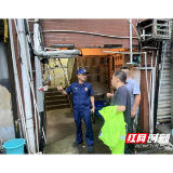 靶向整治隐患 溆浦消防开展住宅小区电动车“飞线充电”专项夜查行动