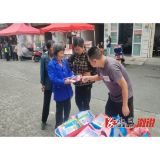 赶集宣传接地气 安全知识入人心——龙庄湾乡开展安全生产集中宣传活动