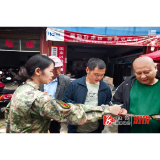 集市传军声 毕业逐梦赴军营 ——龙庄湾乡借赶集日开展毕业季征兵宣传