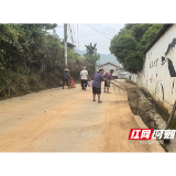 舒溶溪乡：汛后清淤除路障 党群合力美家园