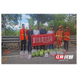 酷暑送清凉 关爱暖人心!溆浦公路养护中心慰问一线在岗人员