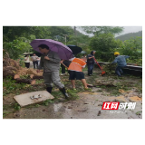 溆浦县公路建设养护中心:暴雨致S320线山体滑坡 公路部门紧急抢通保畅通