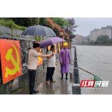 闻汛而动守河岸 耐心劝导护民安 龙潭镇莲河村筑牢汛期安全防线