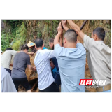 三江镇:近吨巨石压断唯一通道 干群合力及时“硬核”抢通