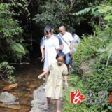 孩子乐当清凉代言人 享山林溪水清凉