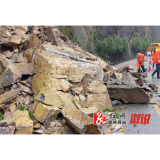 溆浦县公路建设养护中心 雨季引发公路塌方 公路人迅速出击保畅