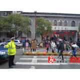 重启护学岗   撑起一把“平安伞”