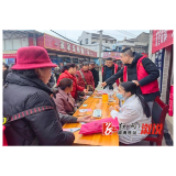 观音阁镇：学雷锋践行动 “文明集市”开市啦！