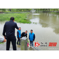 黄茅园镇：放生鱼苗，助力生态修复绘新篇
