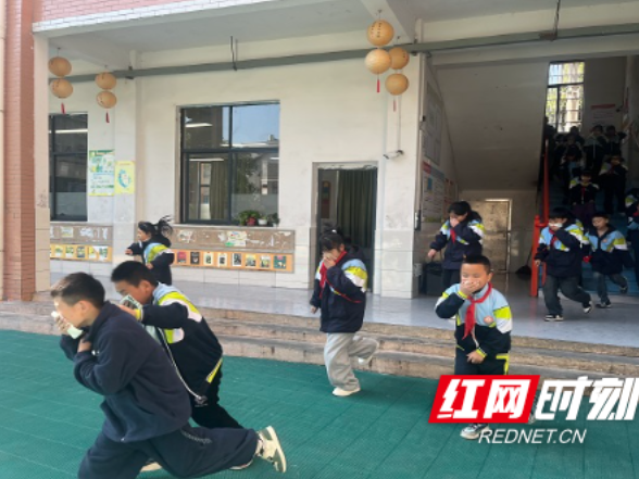 溆浦县消防救援大队联合学校开展消防应急疏散演练