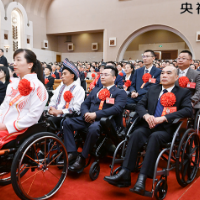 【央视快评】勇敢克服困难挑战 积极追求人生梦想