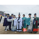 “文脉相承 龙舟载诗”——诗韵使者乘龙舟穿越千年共庆端午