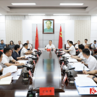 郑湘主持召开县委常委会会议