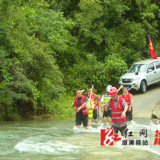 深子湖镇：干群合力抢险 疏通暴雨受阻道路