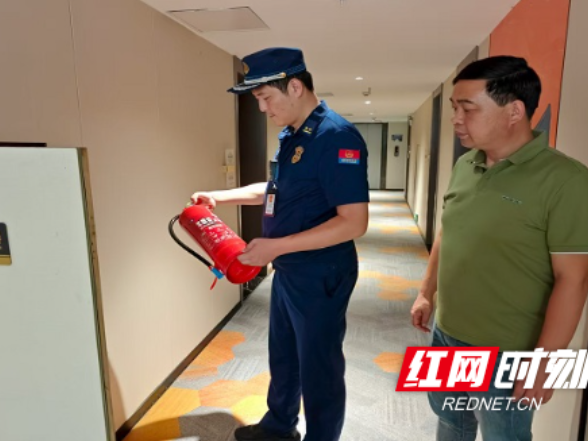 溆浦县消防救援大队在辖区酒店开展消防安全夜查行动