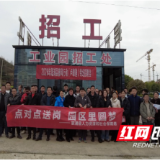 溆浦人社专车接送 助力群众“家门口”就业