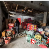 溆浦县查处两起烟花爆竹违规储存案