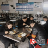 祖师殿镇：陪餐护“舌尖” 育人筑“根基”